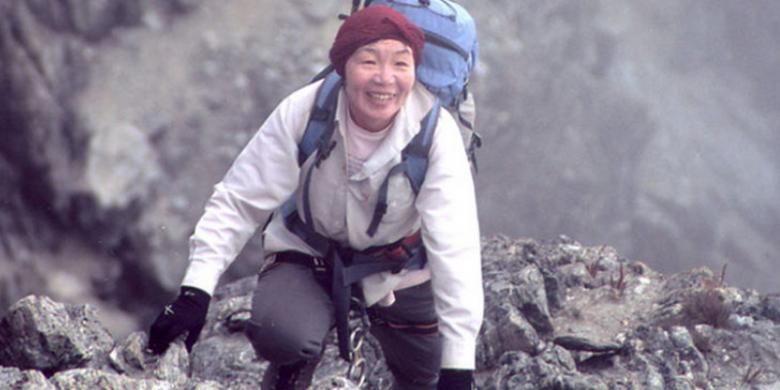 Junko Tabei, perempuan pertama di dunia yang menapakkan kaki di puncak Everest, dari Jepang, meninggal dunia di usia 77 tahun.