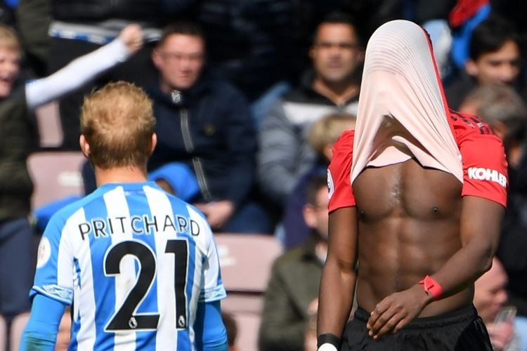 Paul Pogba tampak kecewa seusai gagal menyelesaikan peluang pada pertandingan Huddersfield Town vs Manchester United di Stadion John Smiths dalam lanjutan Liga Inggris, 5 Mei 2019. 