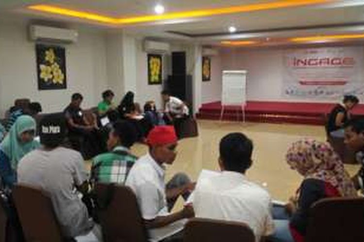 Para pemuda lintas agama di Maluku sedang  mendiskusikan materi yang mereka terima dalam pelatihan interfaith yang digelar Indonesia Consortium for Religious Studies (ICRS) bekerjasama dengan The Lutheran Word Federation (LWF) di Ambon,Sabtu (5/11/2016)