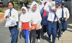 Pelajar Purwakarta Bagikan Beras pada Warga Miskin