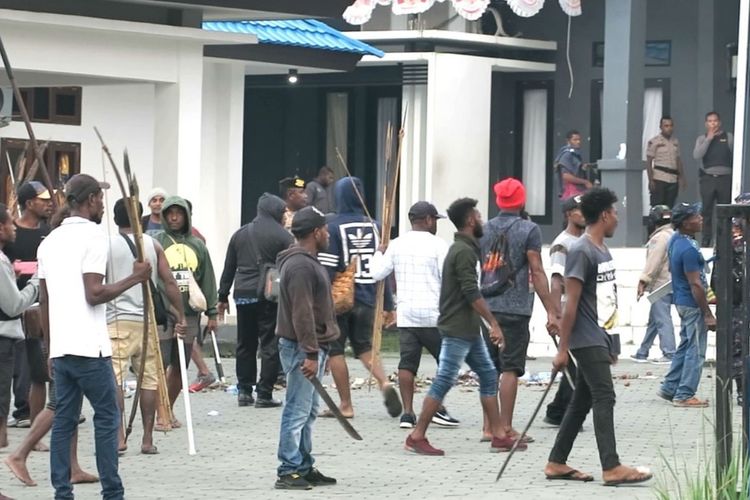 Massa membakar kantor Bupati Waropen, Papua, Jumat (6/3/2020)