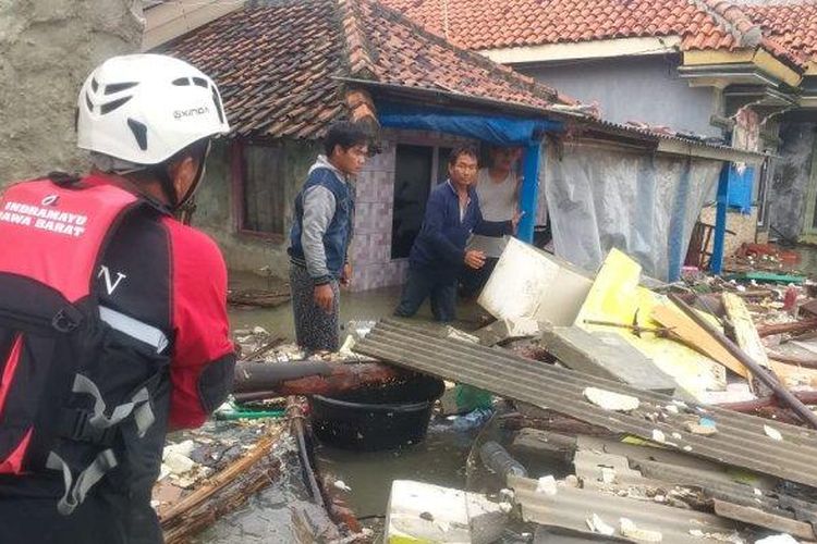 Bencana banjir rob yang melanda wilayah Pesisir Eretan di Kecamatan Kandanghaur, Kabupaten Indramayu, Minggu (1/1/2023). 
