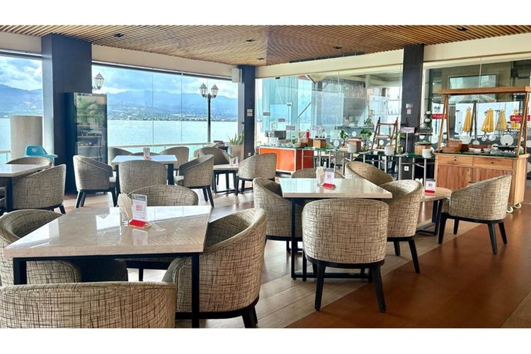 Suasana makan siang dengan panorama Teluk Palu dari Swiss-Belhotel Silae Palu.