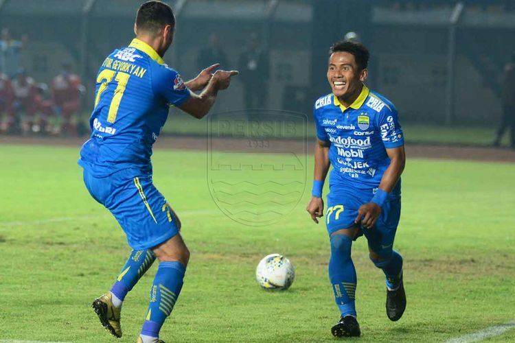 Pemain Persib Bandung, Ghozali Siregar dan Artur Gevorkyan merayakan gol ke gawang Persipura Jayapura dalam pertandingan yang berlangsung di Stadion Si Jalak Harupat, Kabupaten Bandung, Sabtu (18/5/2019).