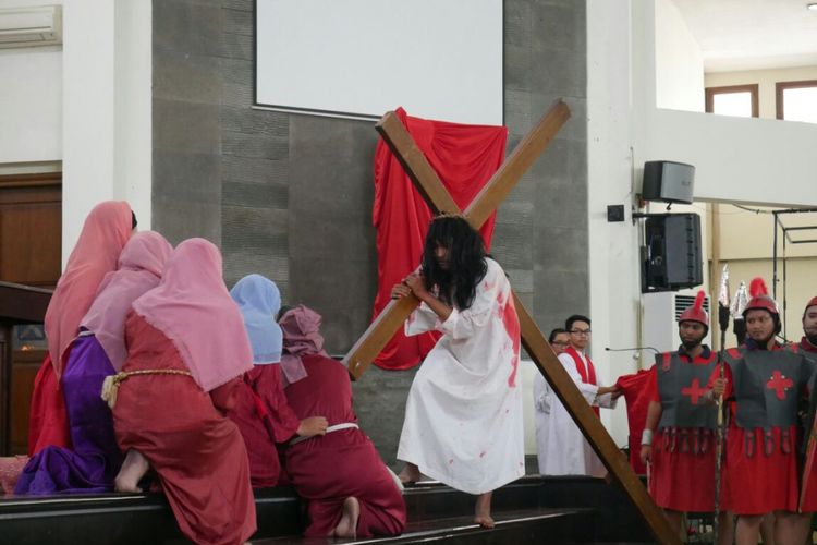 OMK (orang muda katolik) Gereja Mater Dei Lampersari, Kota Semarang memvisualisasi 14 adegan Jalan Salib atau kisah sengsara Yesus, dalam rangkaian ibadah Paskah, Jumat (30/3/2018) pagi.