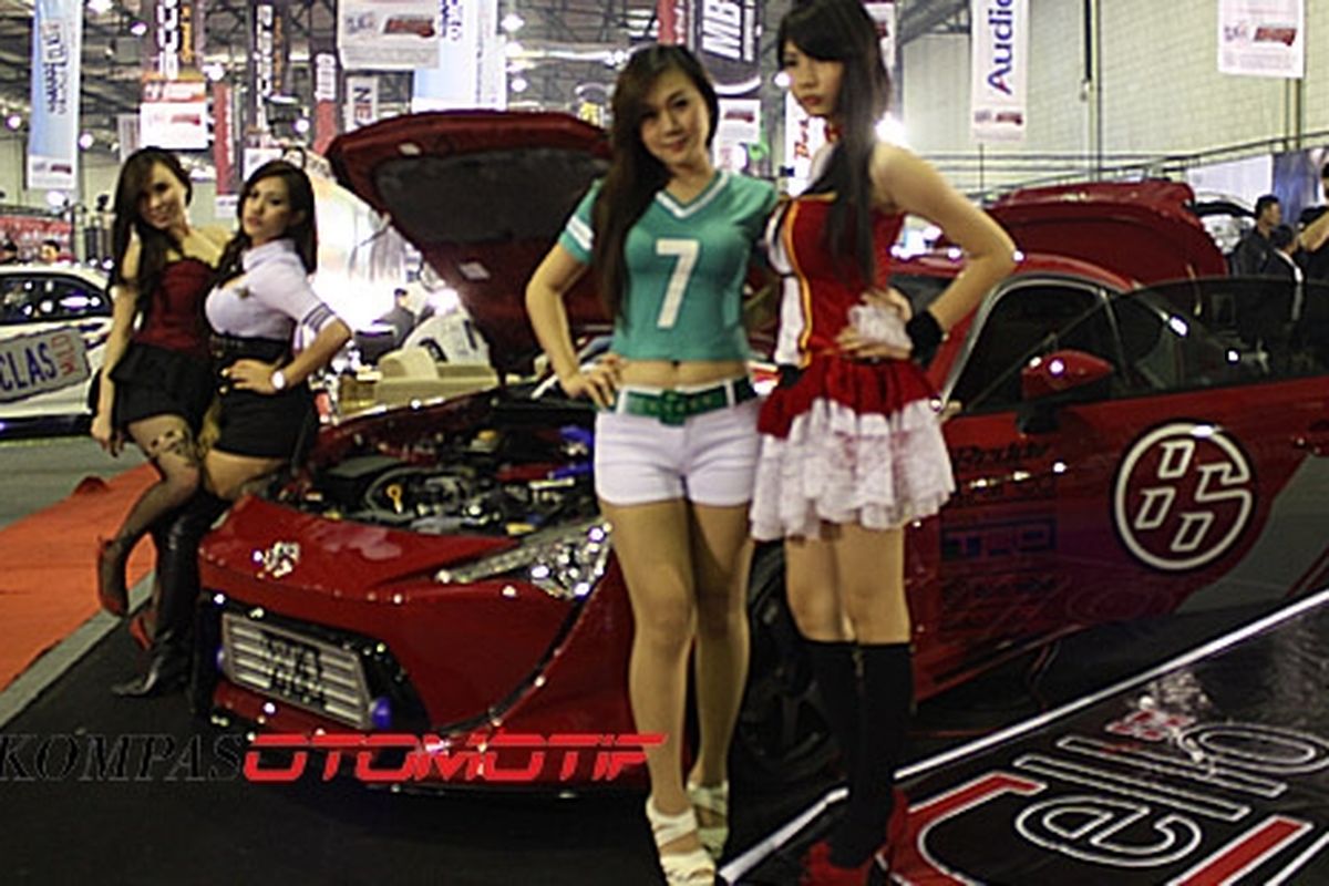 Toyota 86 bersama gadis seksi
