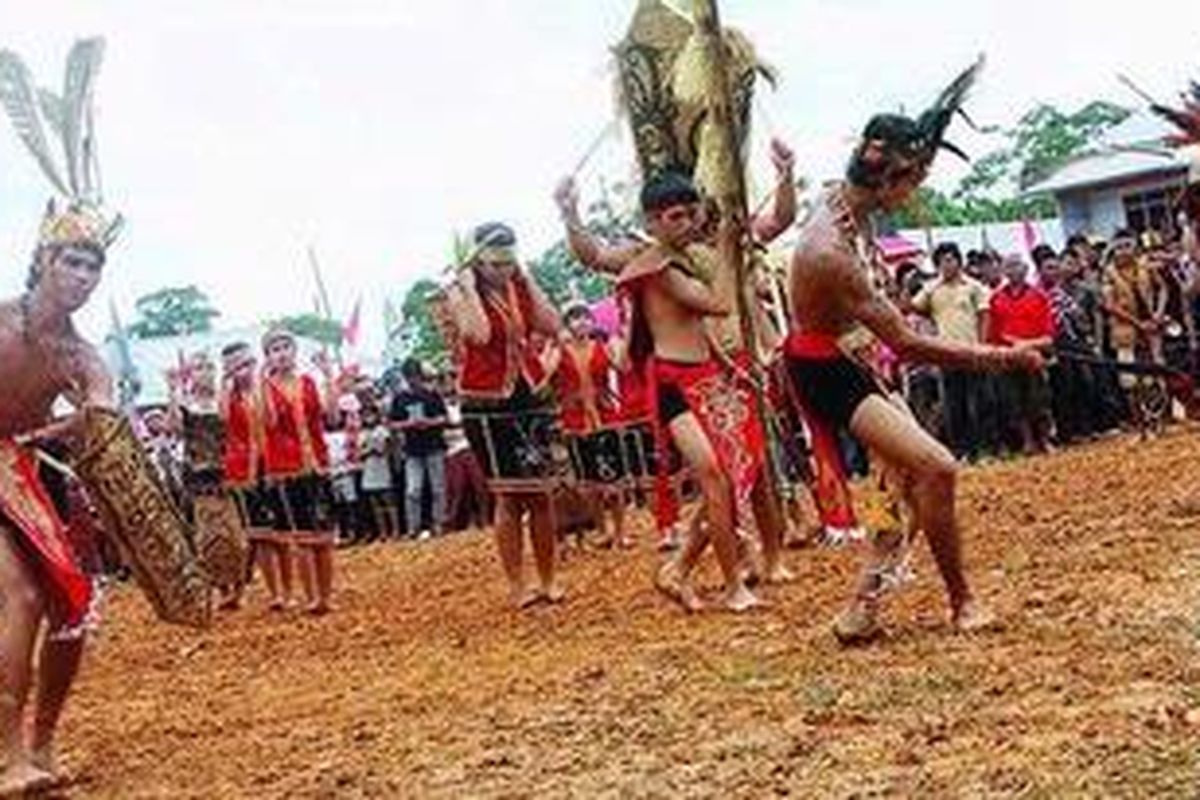 Utusan-utusan dari masyarakat adat Dayak Kanayatn menari sambil membawa persembahan dalam panompo pada upacara adat naik dango ke-25 tingkat Kalimantan Barat di Kecamatan Kuala Behe, Kabupaten Landak, Selasa (27/4). Naik dango adalah perayaan adat untuk mengucap syukur setelah masa panen.