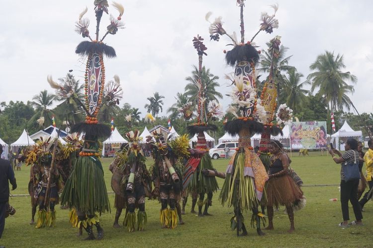 Tarian Kepala Panjang dan Tarian Kepala Pendek, saat ditampilkan dalam Festival Budaya Keerom pada tahun 2023. Tarian kepala panjang dan kepala pendek merupakan salah satu wisata budaya yang dimiliki masyarakat Suku Emem dan Suku Draa yang mendiami Kampung Umuaf, Distrik Web, Kabupaten Keerom, Papua.