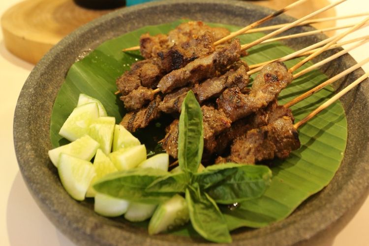 Sate Rembiga ala Ibu Sinnaseh menggunakan Kecap Bango sebagai bumbunya. 