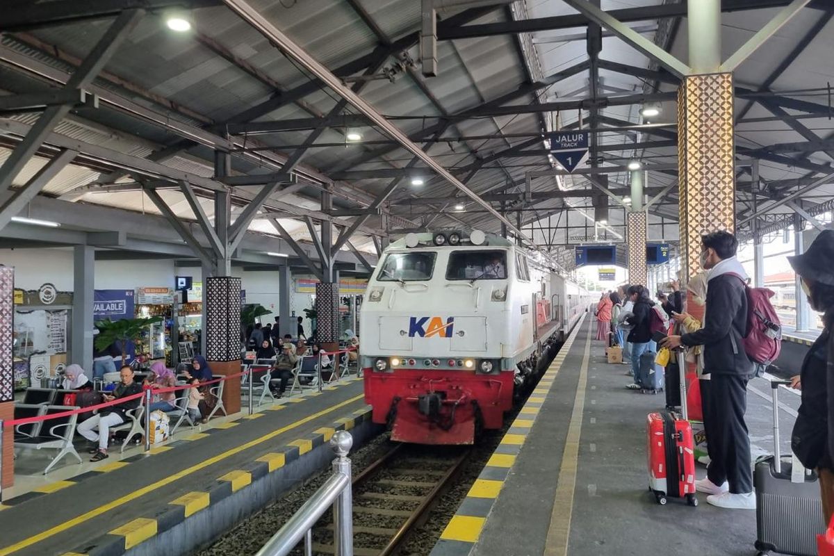 KAI menghadirkan Kereta Api (KA) Pasundan Lebaran yang beroperasi pada periode Jumat (21/3/2025) hingga Jumat (11/4/2025). KA Pasundan Lebaran melayani rute Surabaya Gubeng?Kiaracondong (pulang-pergi) dengan tarif ekonomis, mulai dari Rp 88.000 hingga Rp 94.000.
