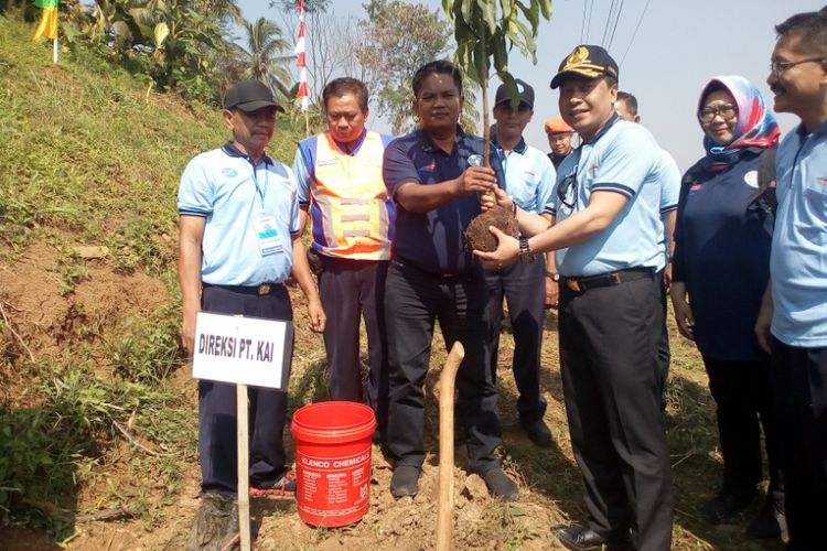 Direktur Sumber Daya Manusia dan Teknologi Informasi PTKAI, Ruli Adi secara simbolis melakukan penanaman di pinggir jalur rel KA di Bumi Waluya, Malangbong Garut, Selasa (1/5/2018)