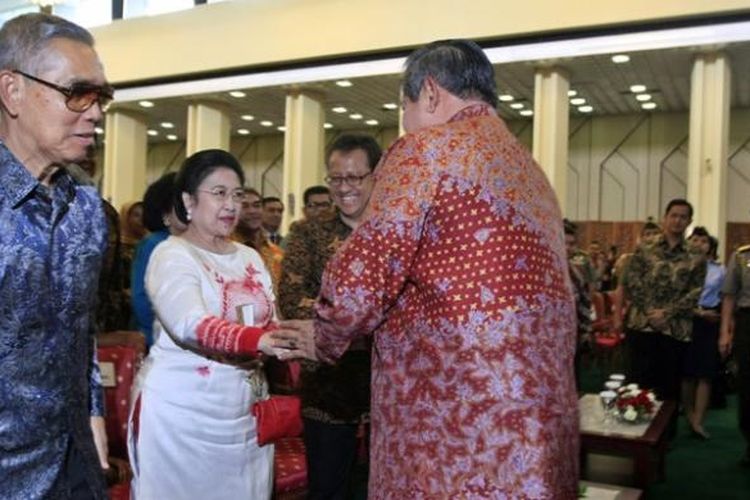 Presiden Susilo Bambang Yudhoyono berjabat tangan dengan mantan Presiden RI ke-5, Megawati Soekarnoputri usai acara memperingati Hari Kelahiran Pancasila di Gedung Majelis Pemusyawaratan Rakyat (MPR), Jakarta, Selasa (1/6/2010). Pada 1 Juni 1945 Bung Karno menyampaikan pidato tentang dasar-dasar bernegara yang kemudian diperingati sebagai Hari Kelahiran Pancasila.  