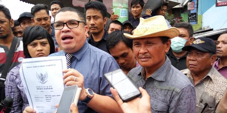 Kuasa hukum warga Kalijodo Razman Arif Nasution bersama Daeng Azis menunjukan bukti kepemilikan sertifikat tanah kepada awak media di kawasan Kalijodo, Penjaringan, Jakarta Utara, Selasa (16/2/2016).