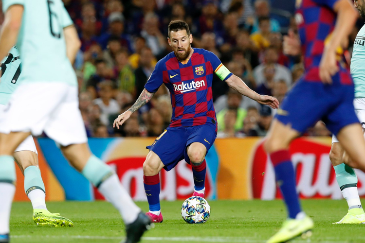 Lionel Messi menggiring bola kala Barcelona bertemu dengan Inter Milan pada hari Kamis (3/10/2019)