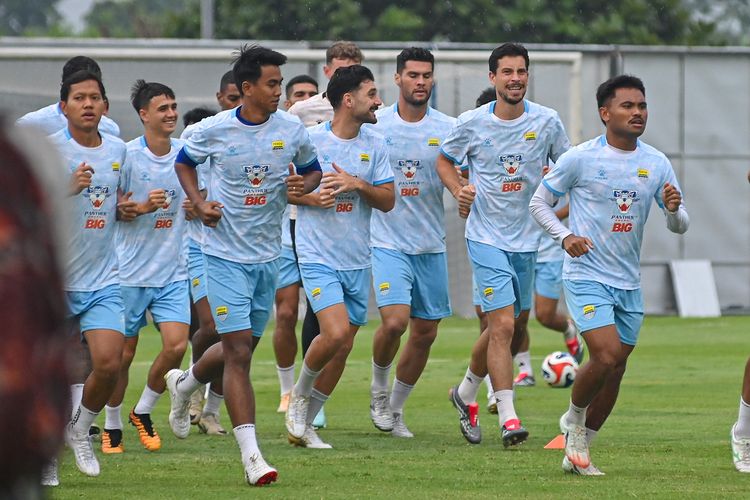 Sesi latihan tim Persib Bandung di lapangan pendamping Stadion Gelora Bandung Lautan Api (GBLA) dalam persiapan laga di Super League 2025-2026.
