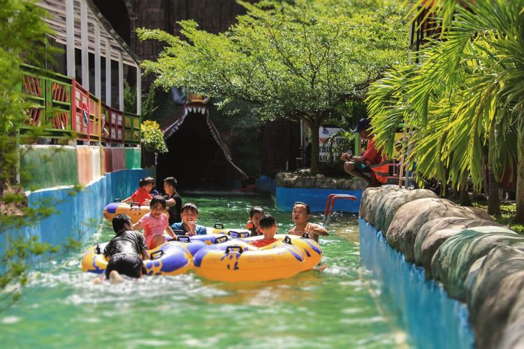 Suasana Slanik Water Park sebelum masa pandemi virus corona. Lokasi wisata keluarga ini akan mulai beroperasi pada 6 Juni 2020 mendatang. (FOTO: Dok. Slanik Water Park)