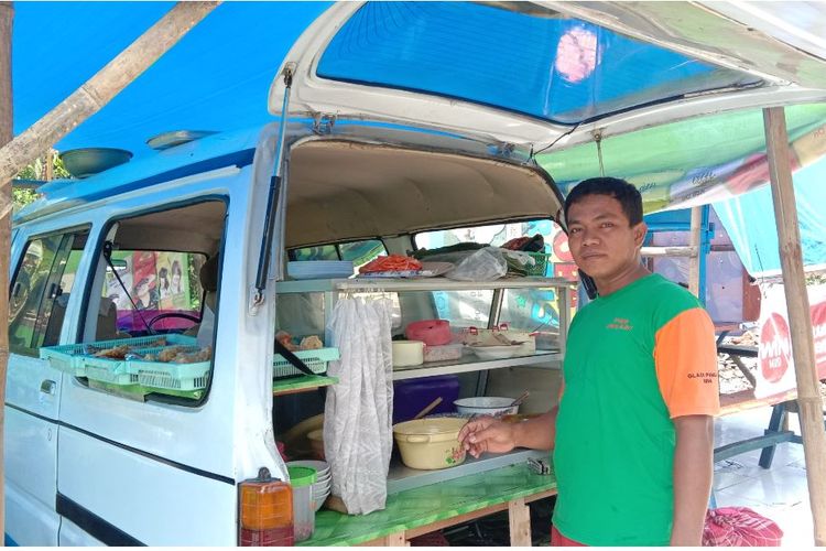 Galih Yunanto, pedagang makanan di atas minibus, di depan RSJD Surakarta