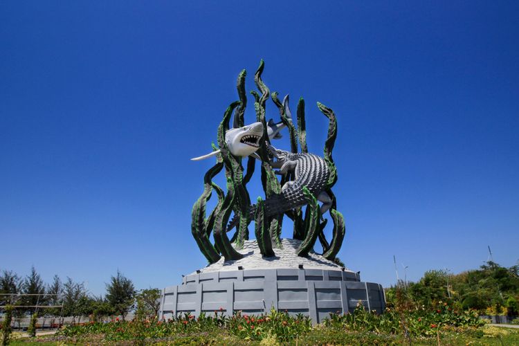 Patung Sura dan Baya, Lambang Kota Surabaya, ibu kota Jawa Timur.