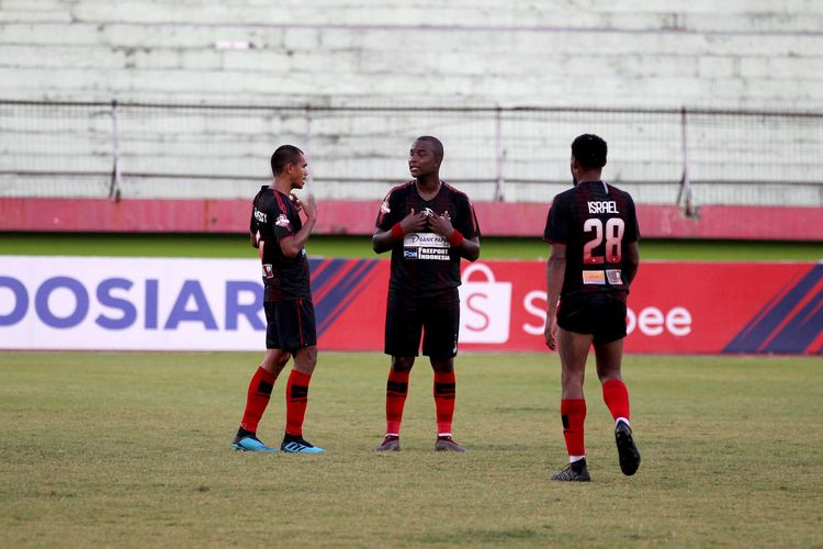 Andre Ribeiro, pemain asing Persipura Jayapura berdikusi dengan Ricardo Salampessy.