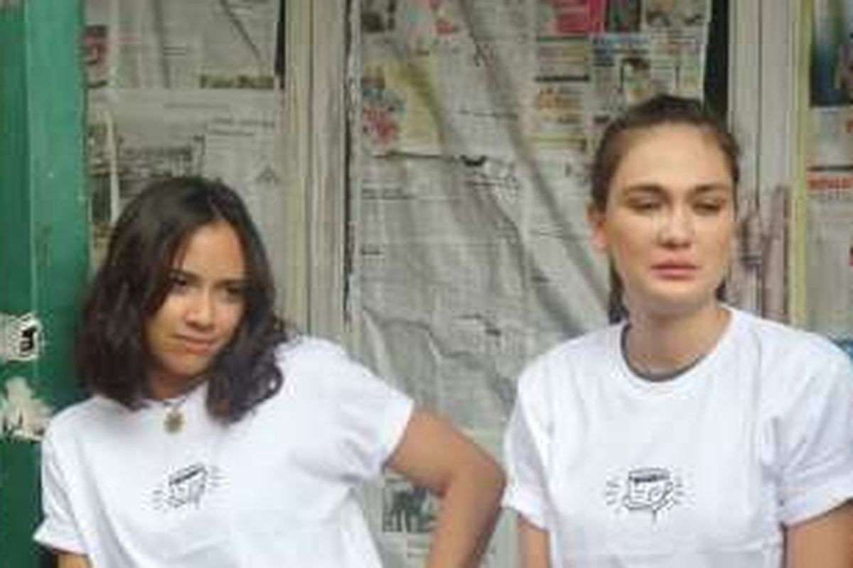 Nadine Alexandra dan Luna Maya di sela kegiatan shooting film Filosofi Kopi: Ben & Jody di Kedai Filosofi Kopi, Blok M, Jakarta Selatan, Kamis (5/1/2017). Dalam film ini Nadine berperan sebagai Brie, semantara Luna memainkan karakter Tarra.