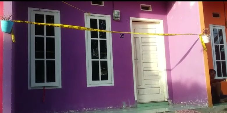 Salah satu kos di Kota Prabumulih tempat mayat pemandu karaoke bernama Sheila alias Prili ditemukan dalam kedaan terbekap selimut, sudah terpasang garis polisi, Jumat (28/2/2020). 