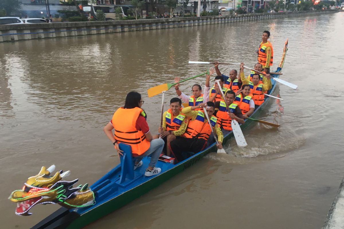 Ngabuburit mengarungi sungai Kalimalang dengan dayung perahu di Bekasi, Selasa (6/6/2017).