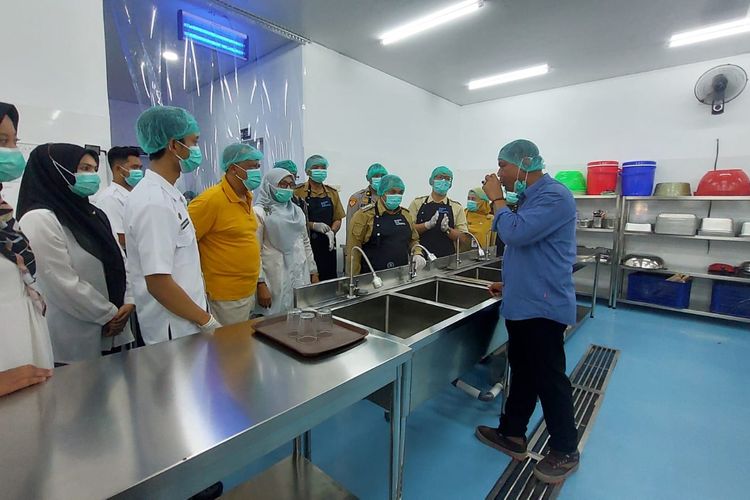 Mitra Badan Gizi Nasional (BGN) untuk Satuan Pelayanan Pemenuhan Gizi (SPPG) Siwal Kecamatan Kaliwungu Kabupaten Semarang Marsono meminum air langsung dari kran