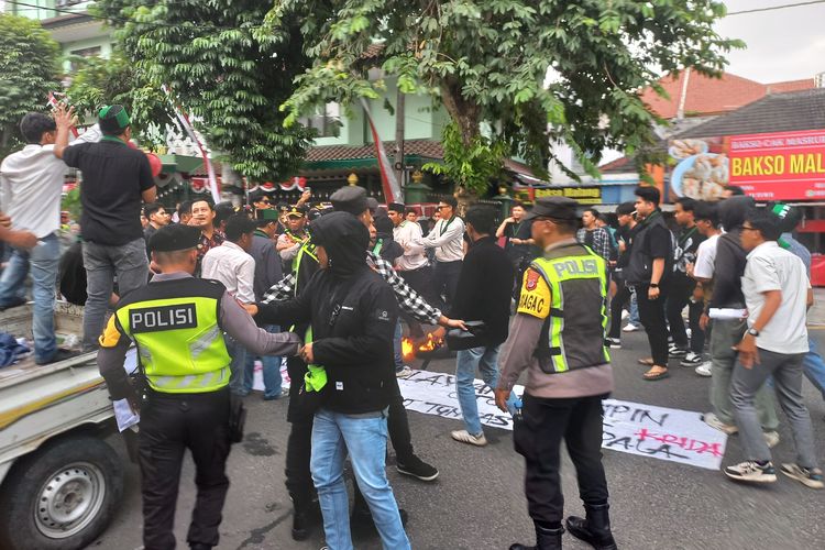 Berawal Bakar Ban, Massa dan Keamanan Saling Dorong Saat Demo Masalah Sampah di Yogyakarta