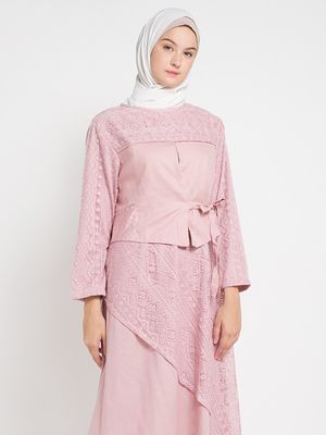 Baju ready to wear polos menjadi tren busana muslim. Dipadupadankan dengan warna pastel dan sedikit hiasan pada pakaian membuat penampilan terlihat stylish. 
