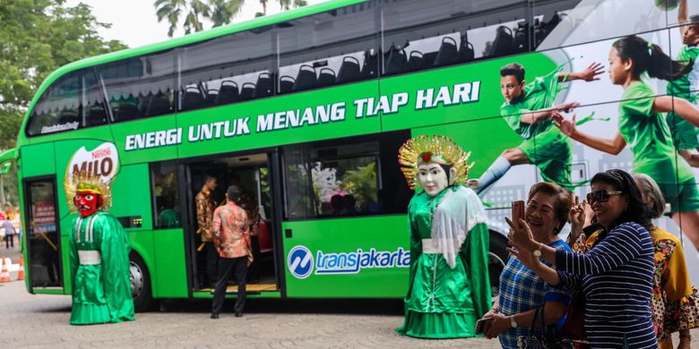 Warga berswafoto di samping bus tingkat pariwisata yang disumbangkan PT Nestle Indonesia kepada PT Transportasi Jakarta di Balai Kota DKI Jakarta Rabu (11/10/2017). Bus tingkat ini merupakan bus ke-25 yang disumbangkan pihak swasta untuk wisata kota atau city tour di Ibu Kota Jakarta.