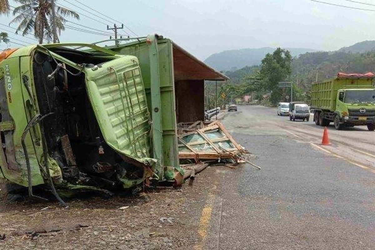 Sebuah truk bermuatan kaca mengalami loss kontrol (rem blong) di Jalinsum kilometer 22-23 di jalur tanjakan Tarahan di Kecamatan Katibung, Rabu (25/9/2019) sekitar pukul 07.30 WIB.