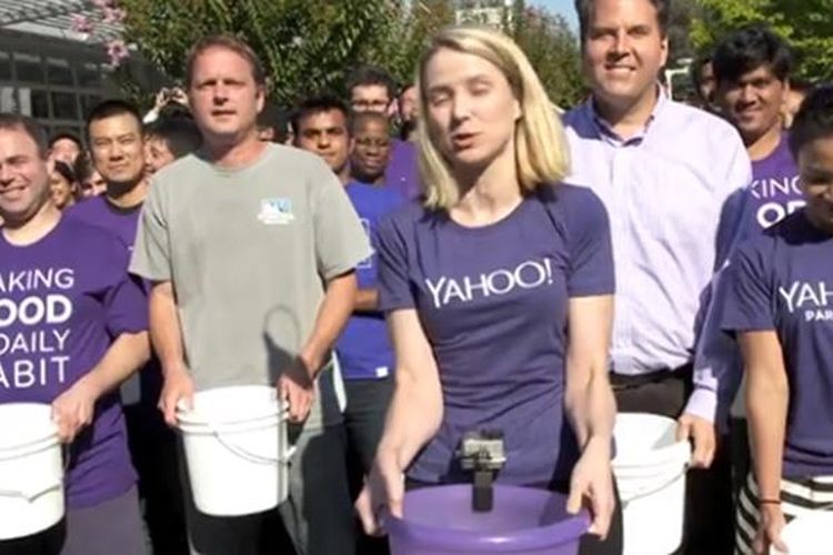 CEO Yahoo Marissa Mayer bersiap menuang seember air ke kepalanya sendiri dalam rangka memenuhi Ice Bucket Challenge