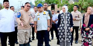 Mendagri Tito Karnavian sekaligus Kasatgas Percepatan Rehabilitasi dan Rekonstruksi Pascabencana Wilayah Sumatera meninjau langsung lokasi terdampak banjir di Dusun Damai, Desa Bundar, Kabupaten Aceh Tamiang, Aceh, Kamis (19/2/2026).