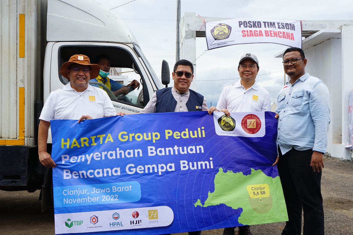 Head of HSE & Sustainability Harita Nickel Tonny Gultom (kedua dari kanan), External Relation GM Harita Bauxite Agus Rusli (pertama dari kiri) dan Compliance Manager Harita Nickel Angga Prasetya (kedua dari kiri), menyerahkan bantuan dan diterima oleh Koordinator Posko Tim ESDM Muhammad Saptajie (pertama dari kanan), di Desa Mekarsari, Kabupaten Cianjur, Jawa Barat, Sabtu (26/11/2022)