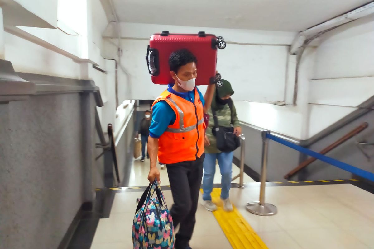PT KAI Daop 1 membuka layanan porter gratis untuk penumpang yang memiliki kebutuhan khusus selama musim libur Natal dan Tahun Baru 2022 di Stasiun Pasar Senen, Jakarta Pusat.