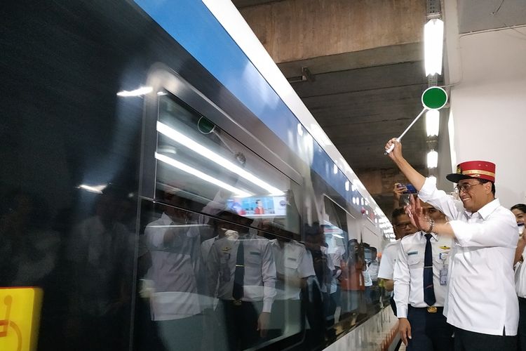 Menteri Perhubungan (Menhub) Budi Karya Sumadi melepas secara simbolis perjalanan Kereta Bandara (KA) dari Stasiun Manggarai menuju Bandara Soekarno-Hatta, Sabtu (5/10/2019).