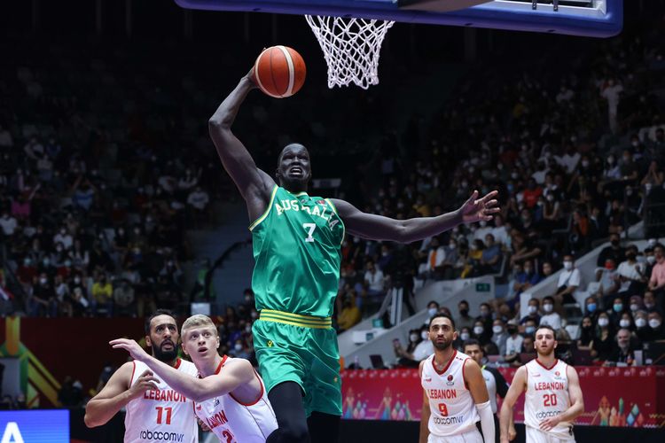 Pemain timnas basket Australia, Thon Maker mencetak skor saat bertanding melawan pemain timnas basket Lebanon pada laga final FIBA Asia Cup 2022 di Istora Senayan, Jakarta, Minggu (24/7/2022). Australia tampil sebagai juara setelah menang dengan skor 75-73.