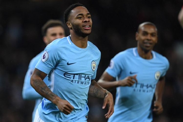 Gelandang Manchester City, Raheem Sterling, melakukan selebrasi seusai mencetak gol ke gawang Watford pada laga Premier League, di Stadion Etihad, Selasa (2/1/2018).