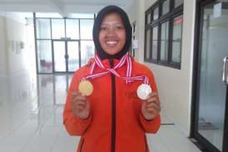 Rachmawati, atlet cabor arung jeram asal Magelang, Jawa Tengah, meraih medali emas dan perak pada PON XIX, Jawa Barat.