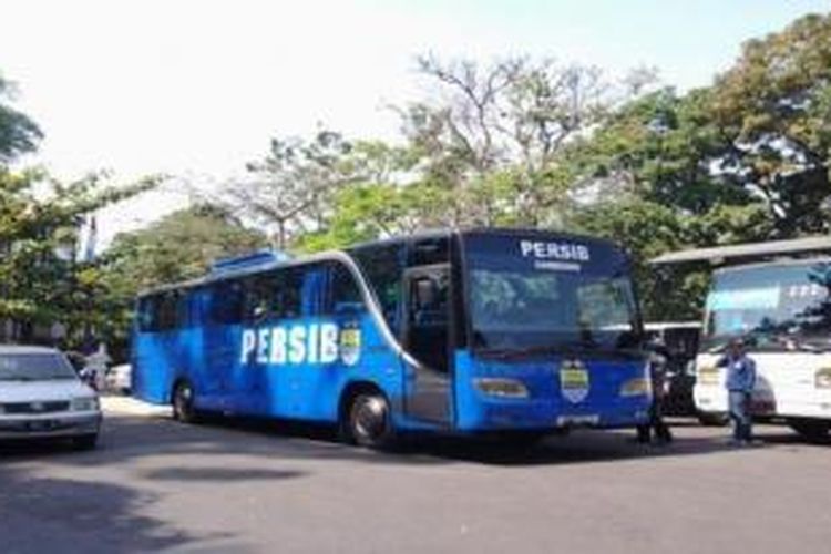 Bus Persib Bandung parkir di area Gedung Sate.