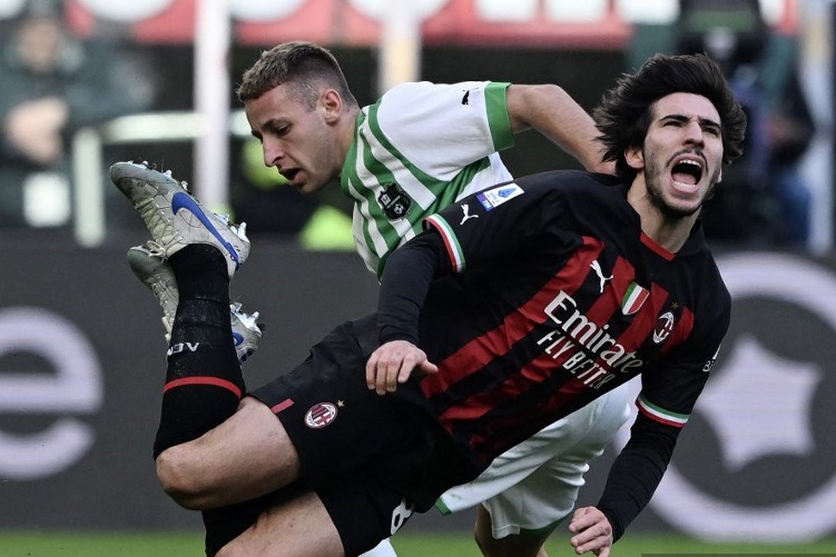Duel antara Davide Frattesi dengan Sandro Tonali (depan) dalam laga pekan ke-20 Liga Italia 2022-2023 antara AC Milan vs Sassuolo di Stadion San Siro, 29 Januari 2023. (Photo by MIGUEL MEDINA / AFP)