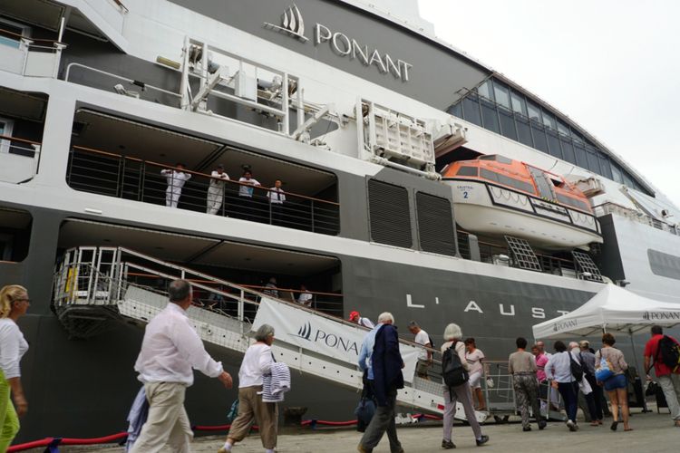 Kapal pesiar berbendera Prancis MVL Austral bersandar di Terminal Penumpang Bandardeli, Pelabuhan Belawan, Sumatera Utara, Rabu (15/11/2017).