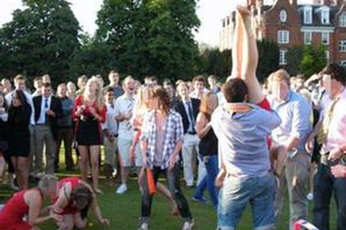 Sejumlah mahasiwa Cambridge University tertangkap kamera sedang mengadakan perpeloncoan jorok terhadap anggota perkumpulan baru.