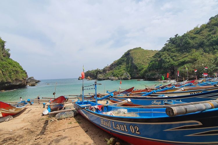 Ilustrasi Indonesia sebagai negara maritim. Potret perahu nelayan di Pantai Ngrenehan, Gunungkidul