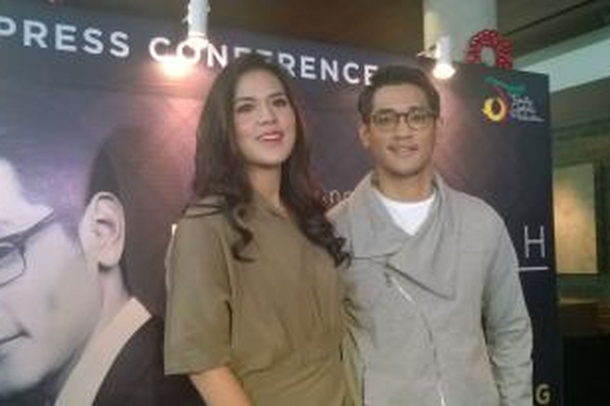 Vokalis Raisa berpose bersama vokalis Afgan Syahreza usai peluncuran klip video 'Percayalah' di Ocha and Bella Cafe, Wahid Hasyim, Jakarta Pusat, Senin (21/12/2015).