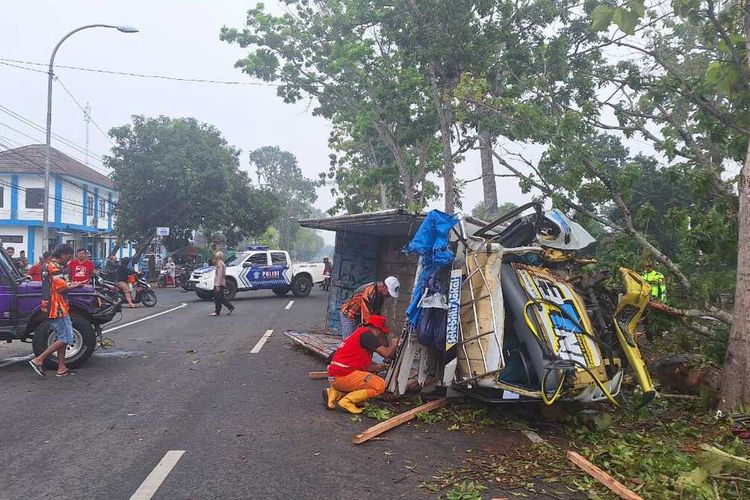 Kondisi truk rusak berat pada kabin dan bak truk akibat terguling di Jalan Nagung-Brosot , Kalurah Panjatan, Kapanewon Panjatan, Kabupaten Kulon Progo, Daerah Istimewa Yogyakarta.