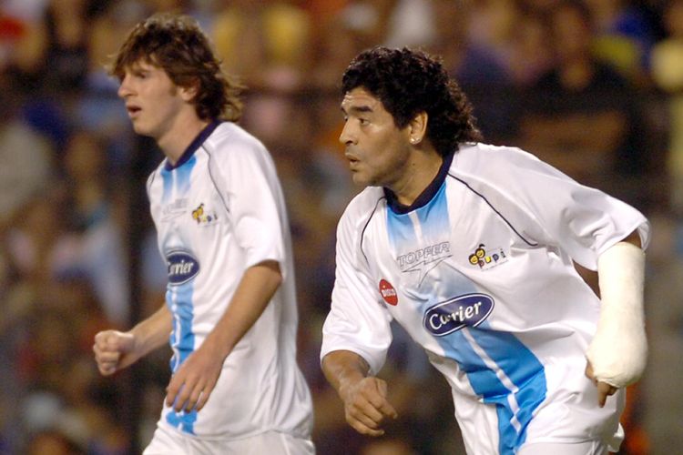 Sekali-sekalinya Lionel Messi (kiri) dan Diego Maradona (kanan) bermain di satu lapangan, yaitu dalam laga amal yang digelar pada 27 Desember 2005 di Stadium Boca Junior di Buenos Aires, Argentina. 