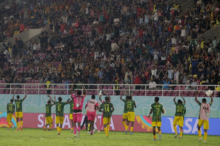 Pemain Timnas Mali menyapa penonton usai laga perebutan peringkat ke-3 Piala Dunia U17 2023 Indonesia melawan Argentina yang berakhir dengan skor 0-3 yang berlangsung di Stadion Manahan Solo, Jumat (1/12/2023) malam.