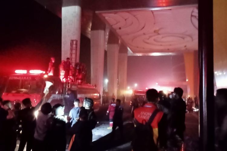 Petugas Damkar mengevakuasi pengunjung yang terjebak kebakaran di Trans Studio Makassar, Senin (24/4/2023). 