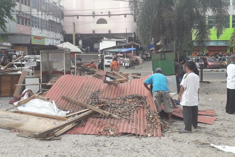 Pedagang mengambil sejumlah benda yang masih bisa dipakai dari kios yang digusur oleh PT KAI Divre IV Tanjung Karang di depan Stasiun Tanjung Karang, Kamis (21/11/2019). PT KAI beralasan penertiban ini dilakukan untuk menyambut Natal dan Tahun Baru 2020.